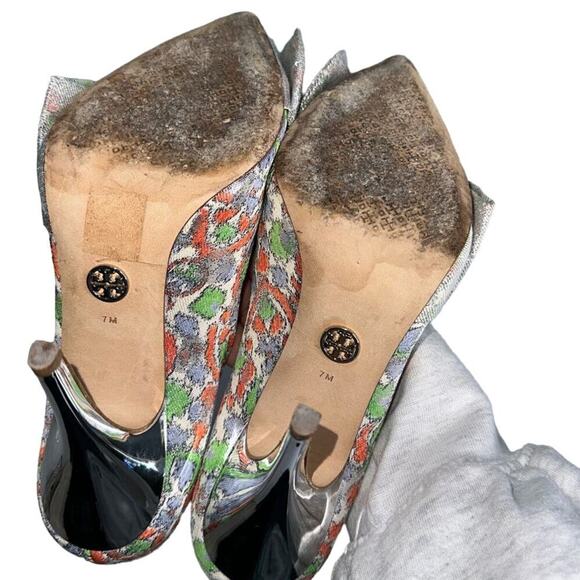 Tory Burch Bow Lurex Jacquard Brocade Pumps in Silver/Red/Green Size US 7M - Picture 7 of 8